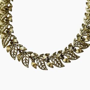 Vintage Lisner Leaf Necklace Gold Tone Openwork Detail Textured Shiny Finish